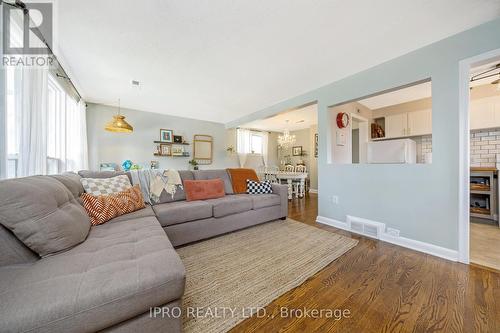 34 Elizabeth Street S, Brampton (Downtown Brampton), ON - Indoor Photo Showing Living Room