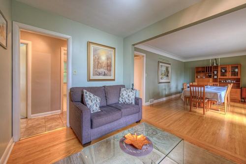 993 Cloverleaf Drive, Burlington, ON - Indoor Photo Showing Living Room