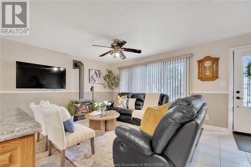 214 Pine, Essex, ON - Indoor Photo Showing Living Room