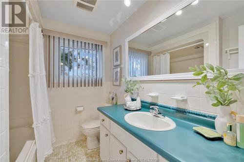 214 Pine, Essex, ON - Indoor Photo Showing Bathroom