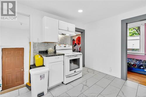 1092 Highland Avenue, Windsor, ON - Indoor Photo Showing Kitchen