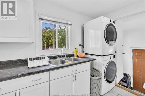 1092 Highland Avenue, Windsor, ON - Indoor Photo Showing Laundry Room