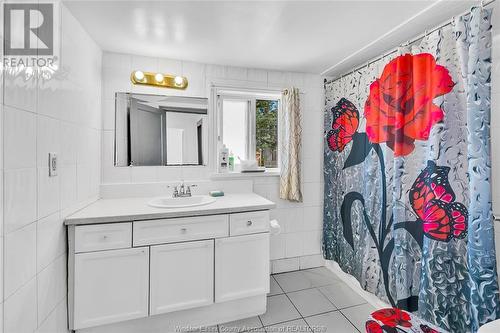 1092 Highland Avenue, Windsor, ON - Indoor Photo Showing Bathroom