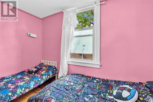 1092 Highland Avenue, Windsor, ON - Indoor Photo Showing Bedroom