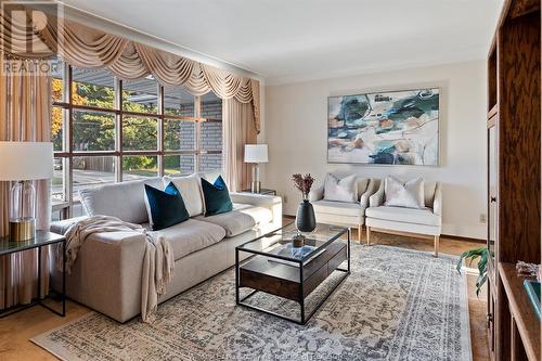 1075 Frank Avenue, Windsor, ON - Indoor Photo Showing Living Room