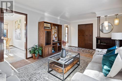 1075 Frank Avenue, Windsor, ON - Indoor Photo Showing Living Room