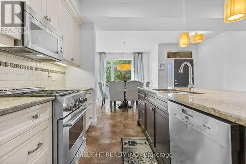 302 Callaway Road, London, ON - Indoor Photo Showing Kitchen With Upgraded Kitchen