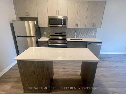 125-95 Dundas St W, Oakville, ON - Indoor Photo Showing Kitchen With Stainless Steel Kitchen With Upgraded Kitchen