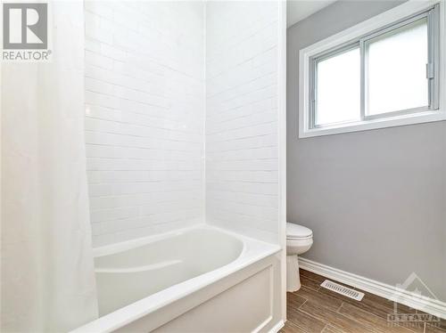 4 Bowmoor Avenue, Ottawa, ON - Indoor Photo Showing Bathroom