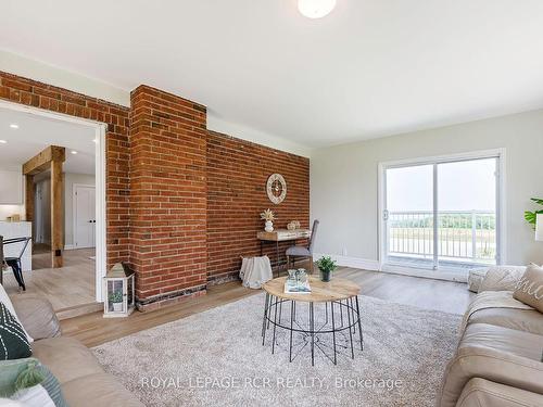 676400 Centre Rd, Mulmur, ON - Indoor Photo Showing Living Room