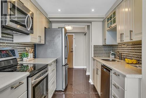 716 - 7 Townsgate Drive, Vaughan, ON - Indoor Photo Showing Kitchen With Double Sink With Upgraded Kitchen