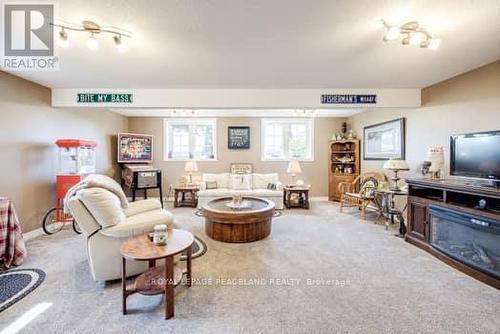 134 Southcrest Drive, Kawartha Lakes, ON - Indoor Photo Showing Living Room