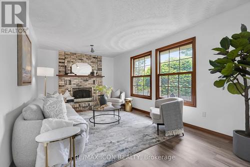 10 Ski View Road, London, ON - Indoor Photo Showing Living Room With Fireplace