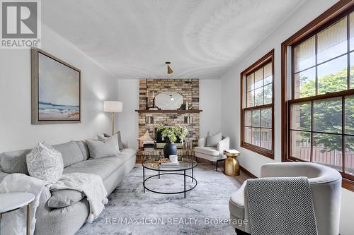 10 Ski View Road, London, ON - Indoor Photo Showing Living Room