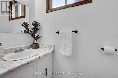 2 PC Bath on Main Floor - 10 Ski View Road, London, ON - Indoor Photo Showing Bathroom