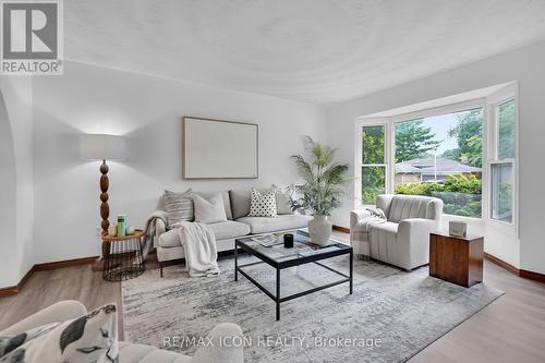 10 Ski View Road, London, ON - Indoor Photo Showing Living Room