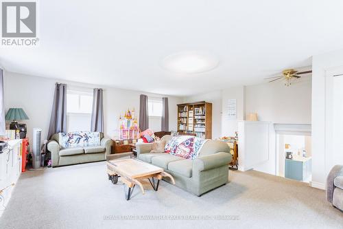 17 Minonen Road, Georgina (Baldwin), ON - Indoor Photo Showing Living Room