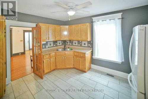 105 Langarth Street E, London, ON - Indoor Photo Showing Kitchen