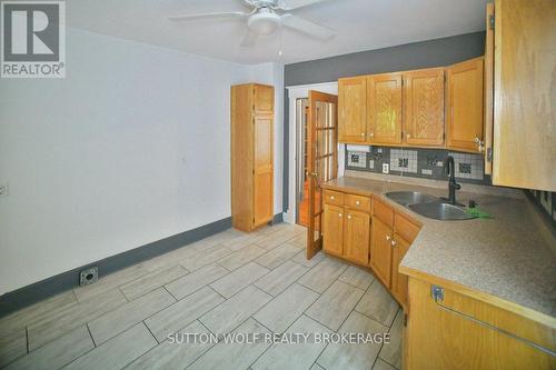 105 Langarth Street E, London, ON - Indoor Photo Showing Kitchen With Double Sink