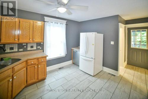 105 Langarth Street E, London, ON - Indoor Photo Showing Kitchen