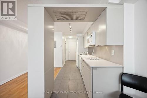 729 - 111 Elizabeth Street, Toronto (Bay Street Corridor), ON - Indoor Photo Showing Kitchen