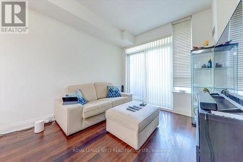 204 - 75 North Park Road, Vaughan, ON - Indoor Photo Showing Living Room