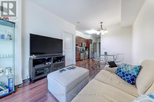 204 - 75 North Park Road, Vaughan, ON - Indoor Photo Showing Living Room