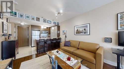 605 - 1430 Yonge Street, Toronto (Yonge-St. Clair), ON - Indoor Photo Showing Living Room