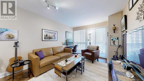 605 - 1430 Yonge Street, Toronto (Yonge-St. Clair), ON - Indoor Photo Showing Living Room