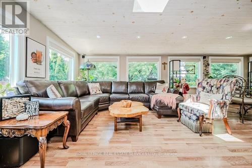 2299 Fassel Avenue, Burlington (Freeman), ON - Indoor Photo Showing Living Room