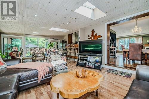 2299 Fassel Avenue, Burlington (Freeman), ON - Indoor Photo Showing Living Room