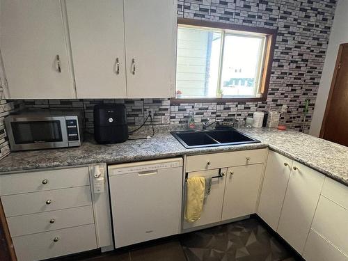 333 May Street S, Thunder Bay, ON - Indoor Photo Showing Kitchen With Double Sink