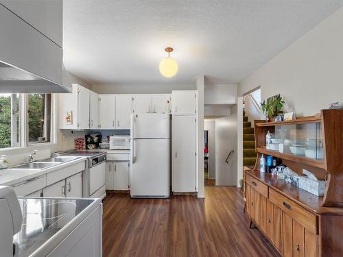 1344 Kenora Road, Kamloops, BC - Indoor Photo Showing Kitchen With Double Sink