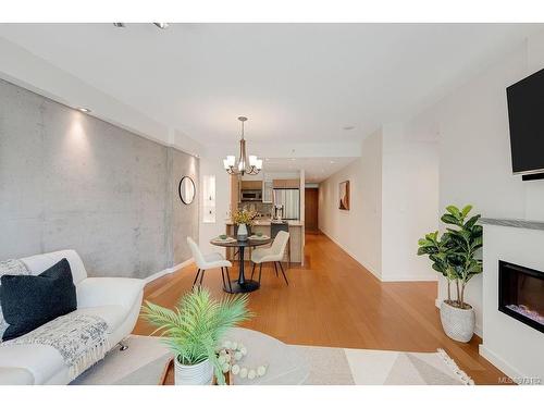 103-68 Songhees Rd, Victoria, BC - Indoor Photo Showing Living Room With Fireplace