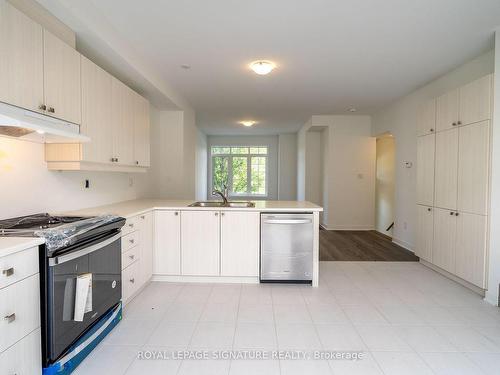 70-23 Selfridge Way, Whitby, ON - Indoor Photo Showing Kitchen