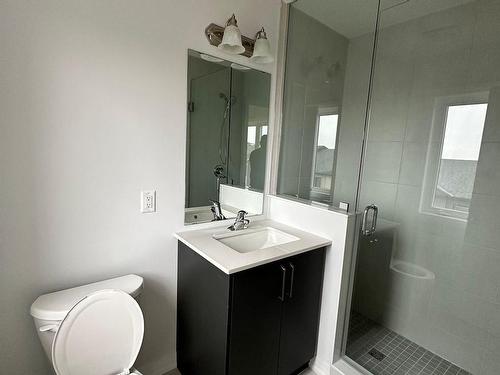 105-155 Equestrian Way, Cambridge, ON - Indoor Photo Showing Bathroom