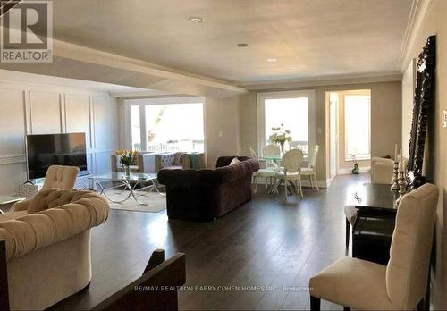 98 Rockford Road, Toronto (Westminster-Branson), ON - Indoor Photo Showing Living Room