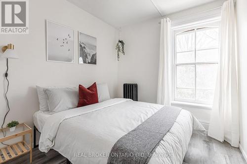 300-302 Oxford Street E, London, ON - Indoor Photo Showing Bedroom