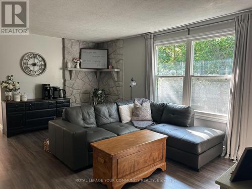 35 Jacksons Point Avenue, Georgina (Sutton & Jackson'S Point), ON - Indoor Photo Showing Living Room