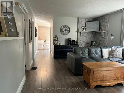 35 Jacksons Point Avenue, Georgina (Sutton & Jackson'S Point), ON - Indoor Photo Showing Living Room