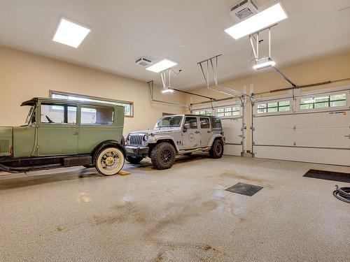 Garage - 130 Rue Allen, Morin-Heights, QC - Indoor Photo Showing Garage