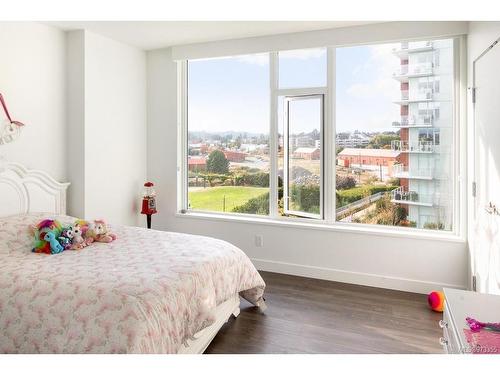 403-70 Saghalie Rd, Victoria, BC - Indoor Photo Showing Bedroom