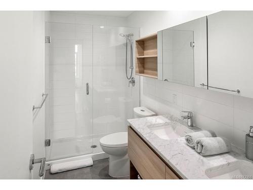 403-70 Saghalie Rd, Victoria, BC - Indoor Photo Showing Bathroom