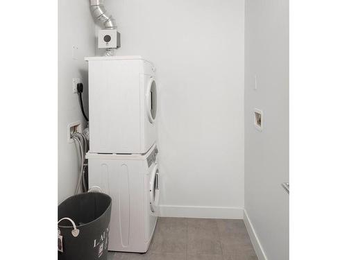 403-70 Saghalie Rd, Victoria, BC - Indoor Photo Showing Laundry Room