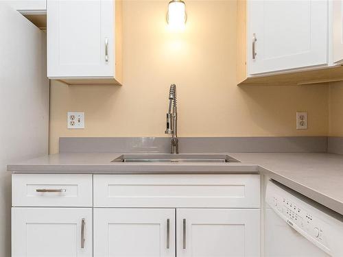 304-4728 Uplands Dr, Nanaimo, BC - Indoor Photo Showing Kitchen