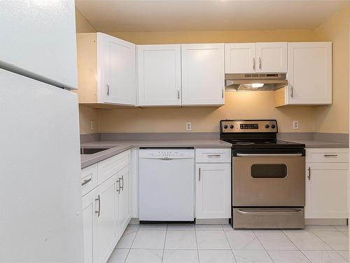 304-4728 Uplands Dr, Nanaimo, BC - Indoor Photo Showing Kitchen