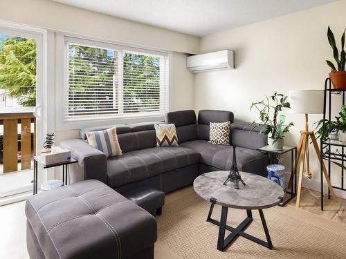 206-231 Mckinstry Rd, Duncan, BC - Indoor Photo Showing Living Room