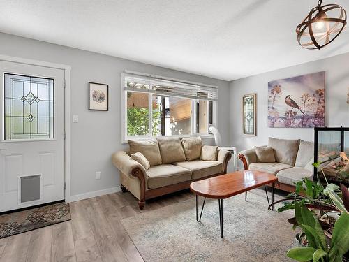 49-1697 Greenfield Ave, Kamloops, BC - Indoor Photo Showing Living Room