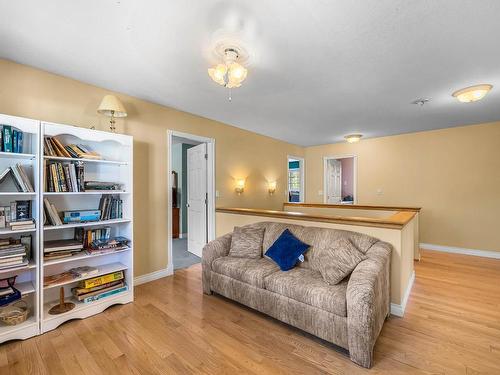 9780 Highway 97 C, Merritt, BC - Indoor Photo Showing Living Room