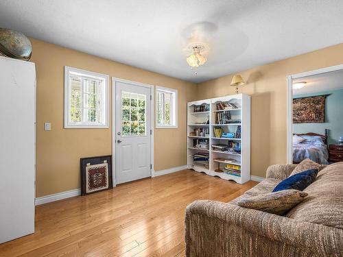 9780 Highway 97 C, Merritt, BC - Indoor Photo Showing Living Room